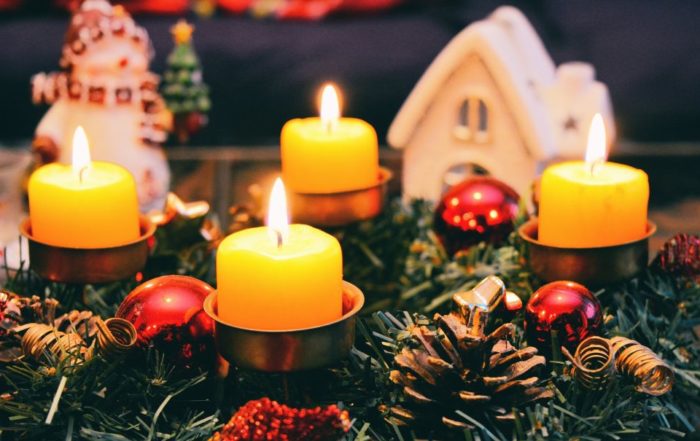 Image of ceramic house and Christmas wreath and candles